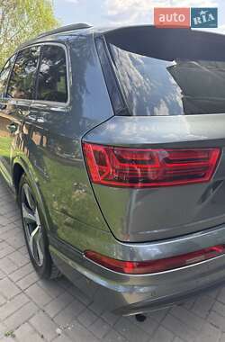 Позашляховик / Кросовер Audi Q7 2017 в 