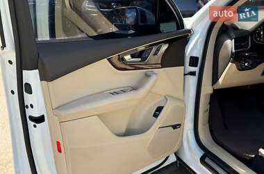 Позашляховик / Кросовер Audi Q7 2017 в 