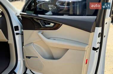 Позашляховик / Кросовер Audi Q7 2017 в 