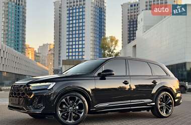 Позашляховик / Кросовер Audi Q7 2024 в 