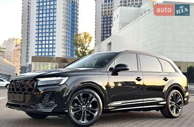 Позашляховик / Кросовер Audi Q7 2024 в 