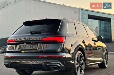 Позашляховик / Кросовер Audi Q7 2024 в 