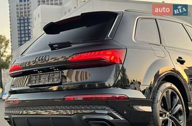 Позашляховик / Кросовер Audi Q7 2024 в 
