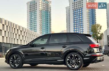 Позашляховик / Кросовер Audi Q7 2024 в 