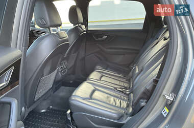 Внедорожник / Кроссовер Audi Q7 2016 в 