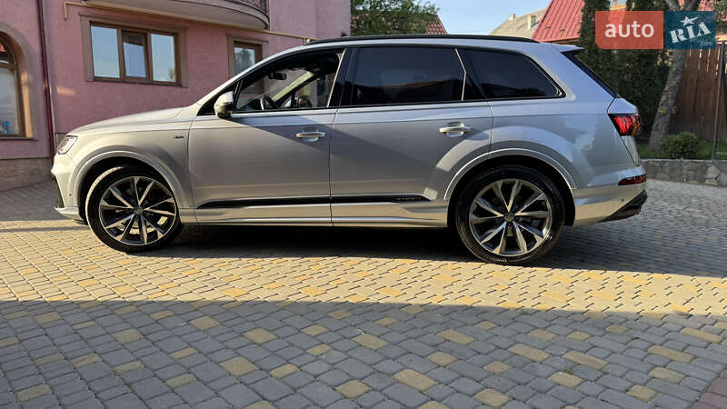 Позашляховик / Кросовер Audi Q7 2020 в Сваляві