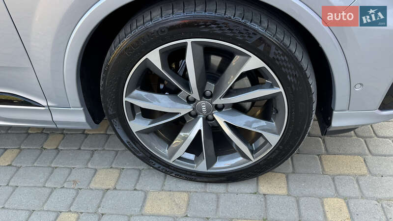 Позашляховик / Кросовер Audi Q7 2020 в Сваляві