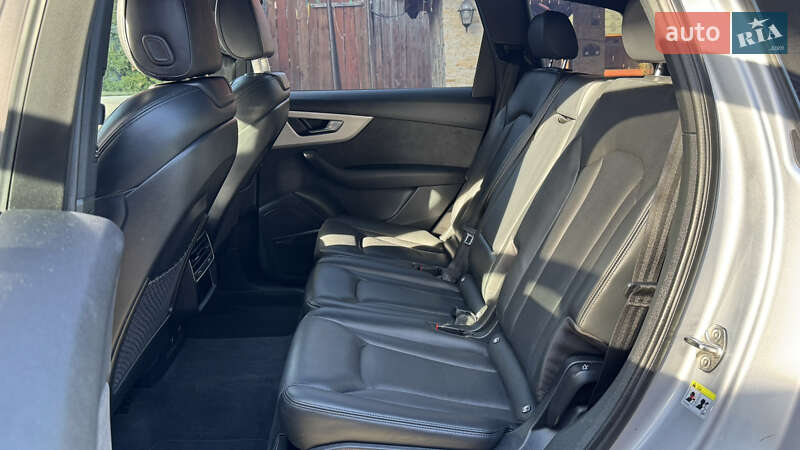 Позашляховик / Кросовер Audi Q7 2020 в Сваляві