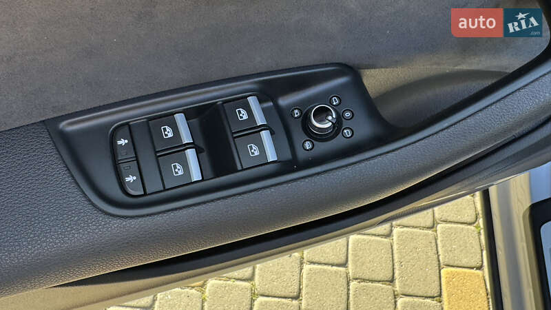 Позашляховик / Кросовер Audi Q7 2020 в Сваляві