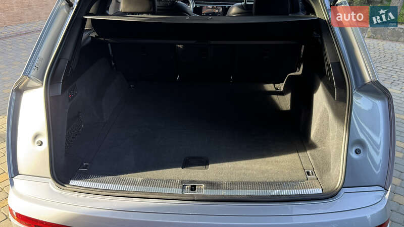 Позашляховик / Кросовер Audi Q7 2020 в Сваляві