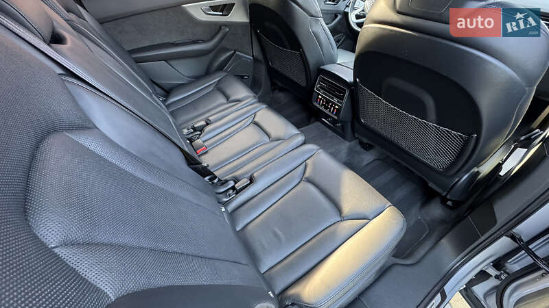 Позашляховик / Кросовер Audi Q7 2020 в Сваляві