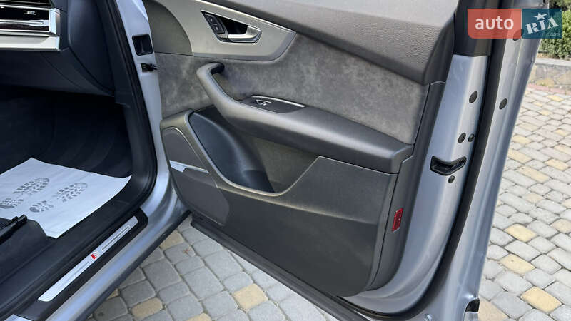 Позашляховик / Кросовер Audi Q7 2020 в Сваляві