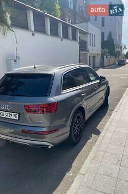 Позашляховик / Кросовер Audi Q7 2017 в 