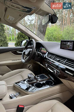 Внедорожник / Кроссовер Audi Q7 2017 в 