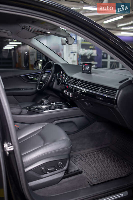 Позашляховик / Кросовер Audi Q7 2015 в Чернівцях