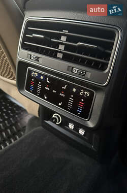 Позашляховик / Кросовер Audi Q7 2020 в 