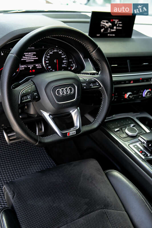 Внедорожник / Кроссовер Audi Q7 2017 в Черновцах