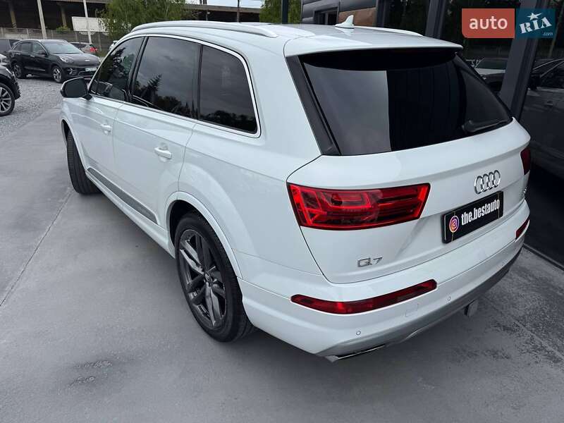 Позашляховик / Кросовер Audi Q7 2017 в Рівному