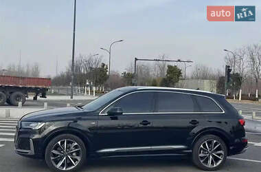 Позашляховик / Кросовер Audi Q7 2022 в 