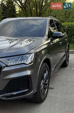 Позашляховик / Кросовер Audi Q7 2019 в 