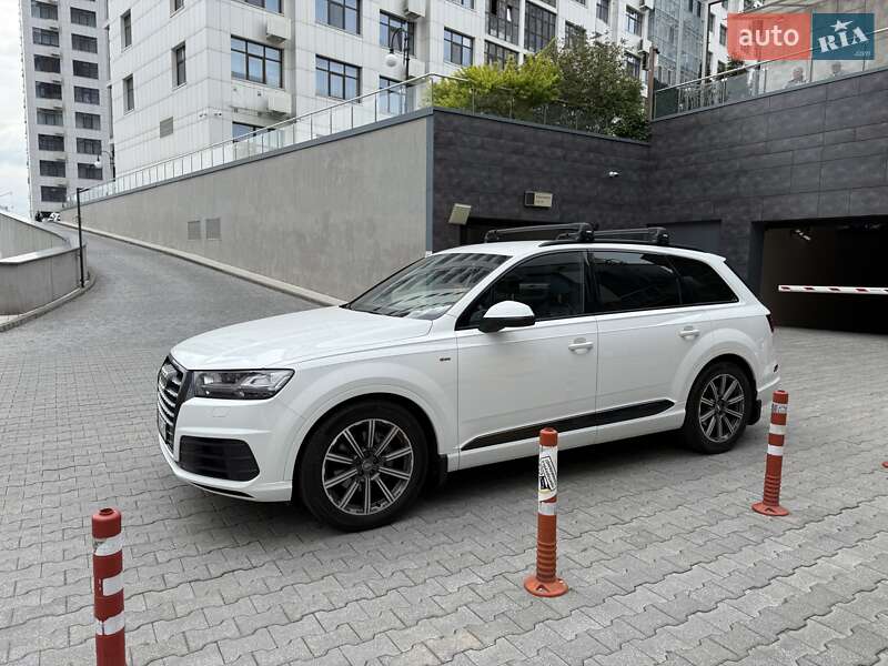 Внедорожник / Кроссовер Audi Q7 2016 в 