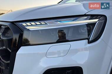 Позашляховик / Кросовер Audi Q7 2024 в 