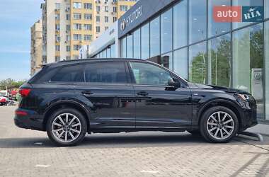 Позашляховик / Кросовер Audi Q7 2021 в 