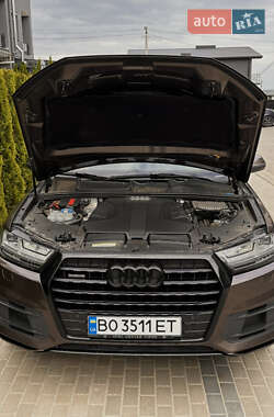 Внедорожник / Кроссовер Audi Q7 2015 в 