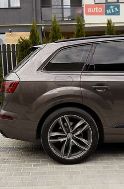 Внедорожник / Кроссовер Audi Q7 2015 в 