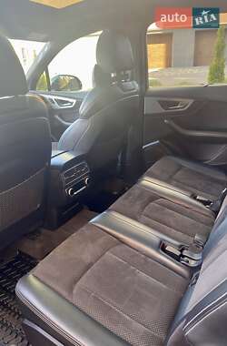 Внедорожник / Кроссовер Audi Q7 2016 в 
