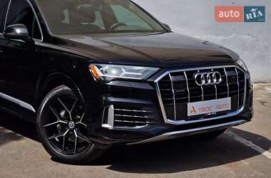 Позашляховик / Кросовер Audi Q7 2021 в 