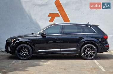 Позашляховик / Кросовер Audi Q7 2021 в 