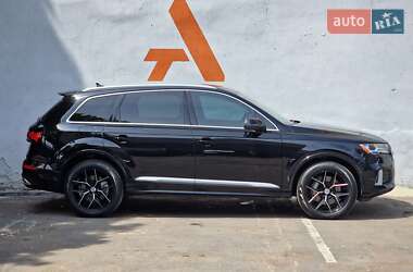 Позашляховик / Кросовер Audi Q7 2021 в 