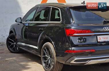 Позашляховик / Кросовер Audi Q7 2021 в 