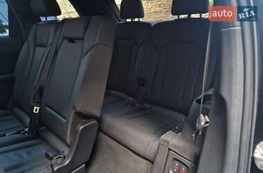 Позашляховик / Кросовер Audi Q7 2021 в 