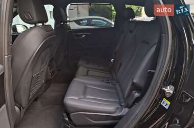 Позашляховик / Кросовер Audi Q7 2021 в 