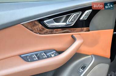 Позашляховик / Кросовер Audi Q7 2017 в 