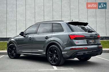 Позашляховик / Кросовер Audi Q7 2025 в 