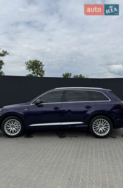 Внедорожник / Кроссовер Audi Q7 2017 в 