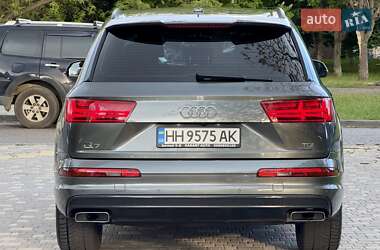 Позашляховик / Кросовер Audi Q7 2018 в 
