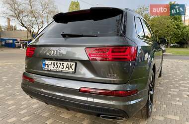 Позашляховик / Кросовер Audi Q7 2018 в 