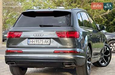 Позашляховик / Кросовер Audi Q7 2018 в 