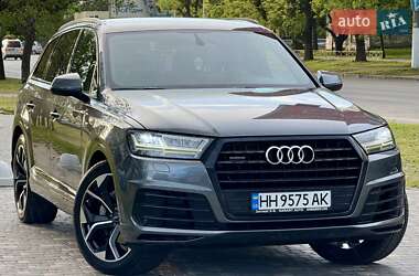 Позашляховик / Кросовер Audi Q7 2018 в 