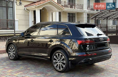 Внедорожник / Кроссовер Audi Q7 2022 в 