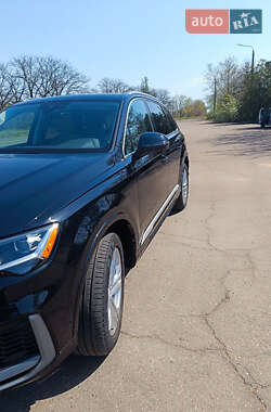 Позашляховик / Кросовер Audi Q7 2020 в 