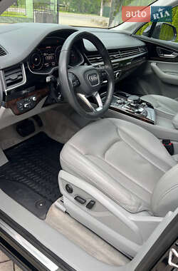 Позашляховик / Кросовер Audi Q7 2018 в 