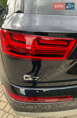 Позашляховик / Кросовер Audi Q7 2018 в 