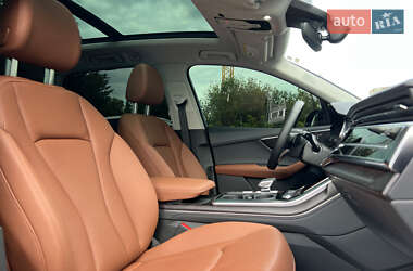 Позашляховик / Кросовер Audi Q7 2023 в 