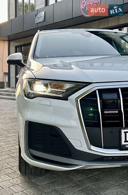 Позашляховик / Кросовер Audi Q7 2021 в 