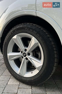 Позашляховик / Кросовер Audi Q7 2021 в 
